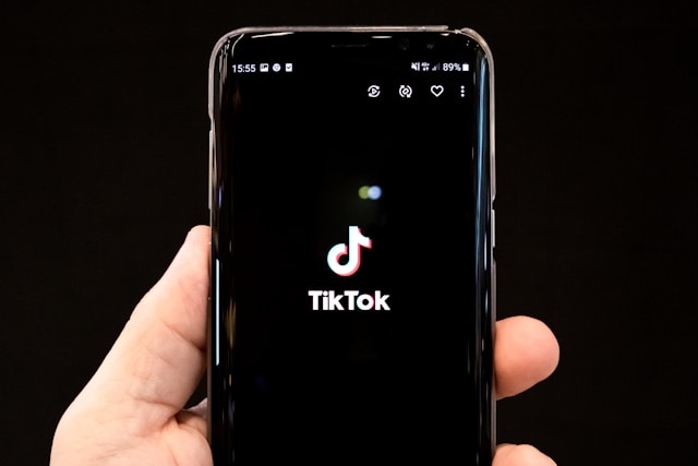 TikTok propustil stážistu za údajnou sabotáž AI projektu